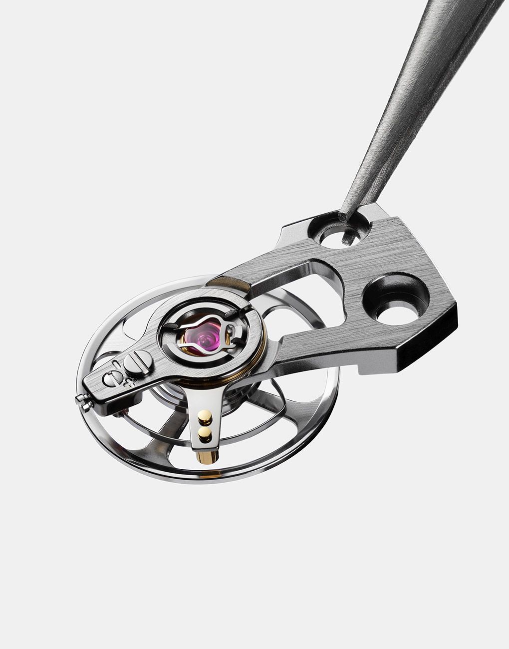 Прецизионный пинцет, держащий крошечный, замысловатый компонент механического часового механизма.