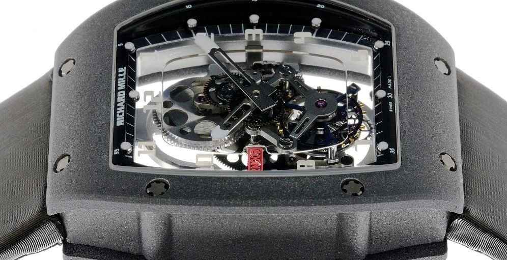 Montre-bracelet de luxe Richard Mille au cadran transparent révélant des mécanismes internes complexes.