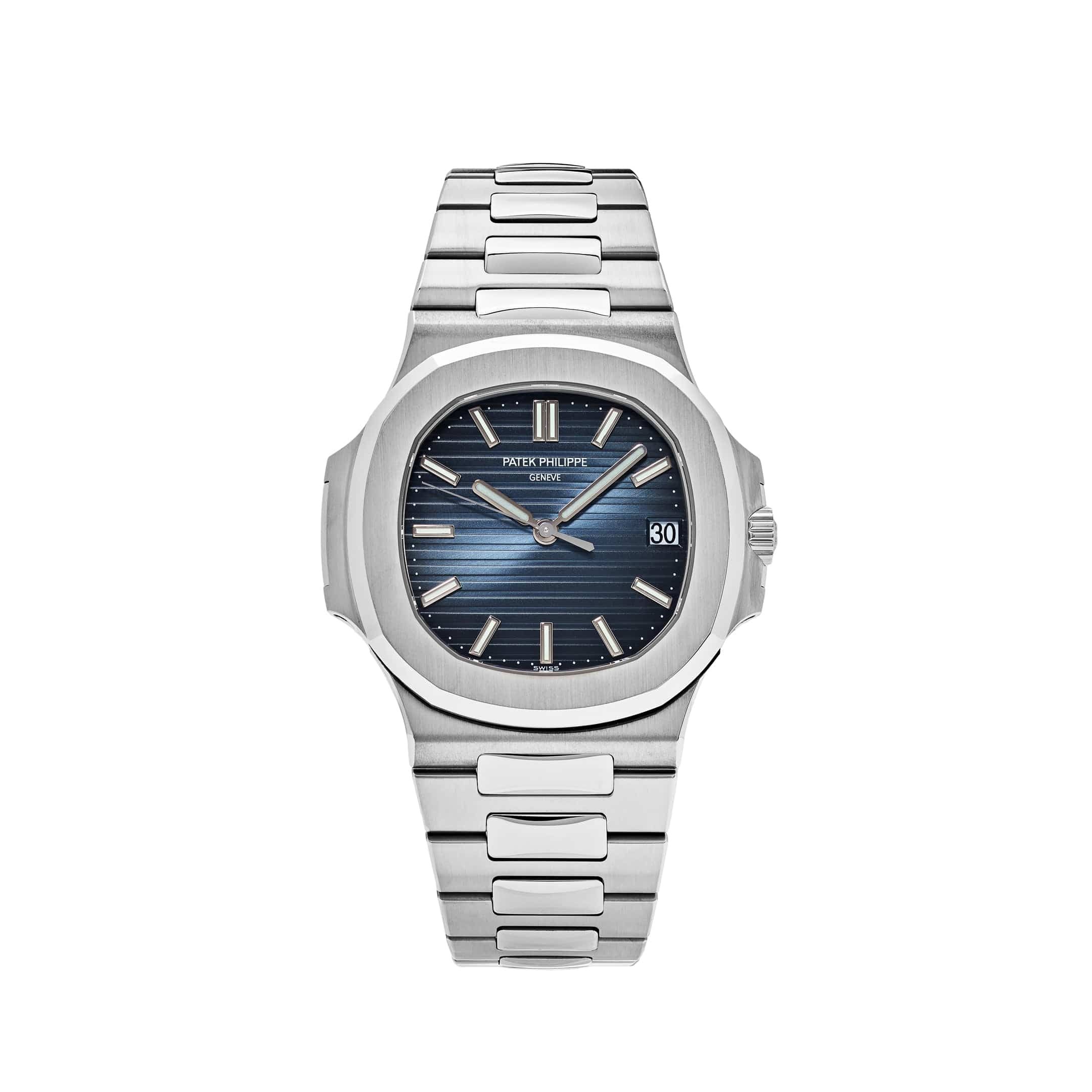 Montre Patek Philippe Nautilus en acier inoxydable avec un cadran bleu gravé horizontalement.