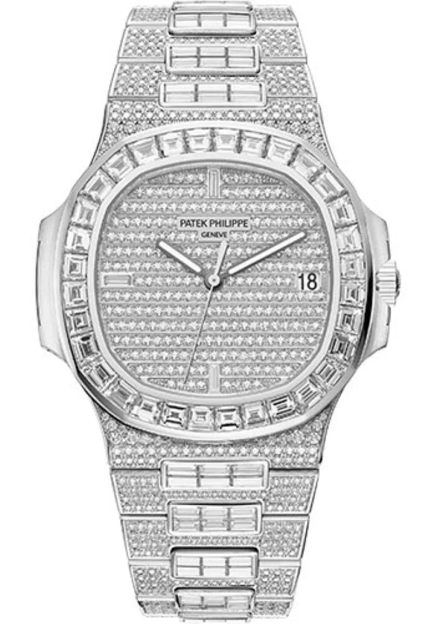 Montre Patek Philippe Nautilus incrustée de diamants avec lunette baguette et cadran pavé.